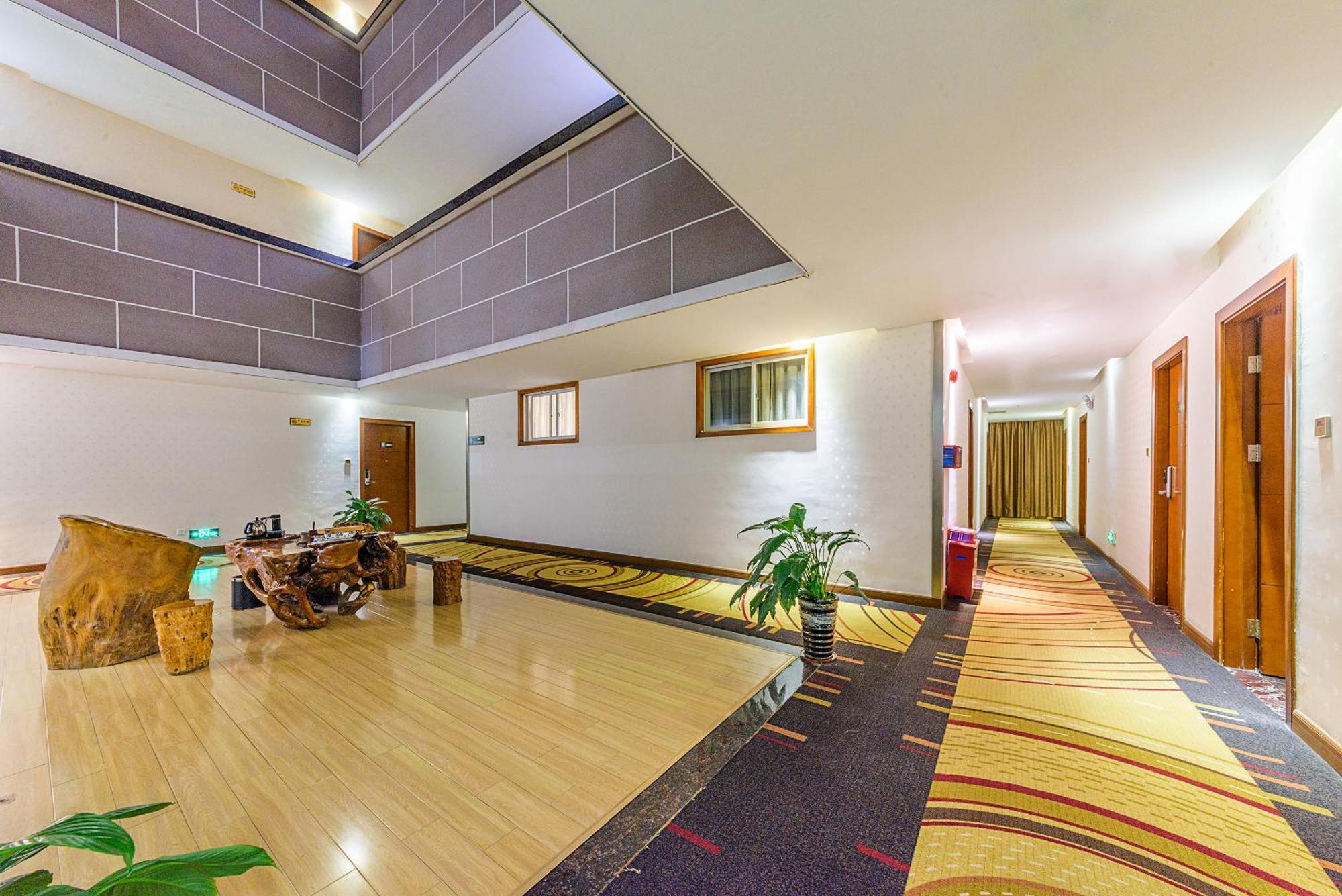Kaiserdom Baiyun Airport-24-hour Airport-free Shuttle Bus Отель 2*