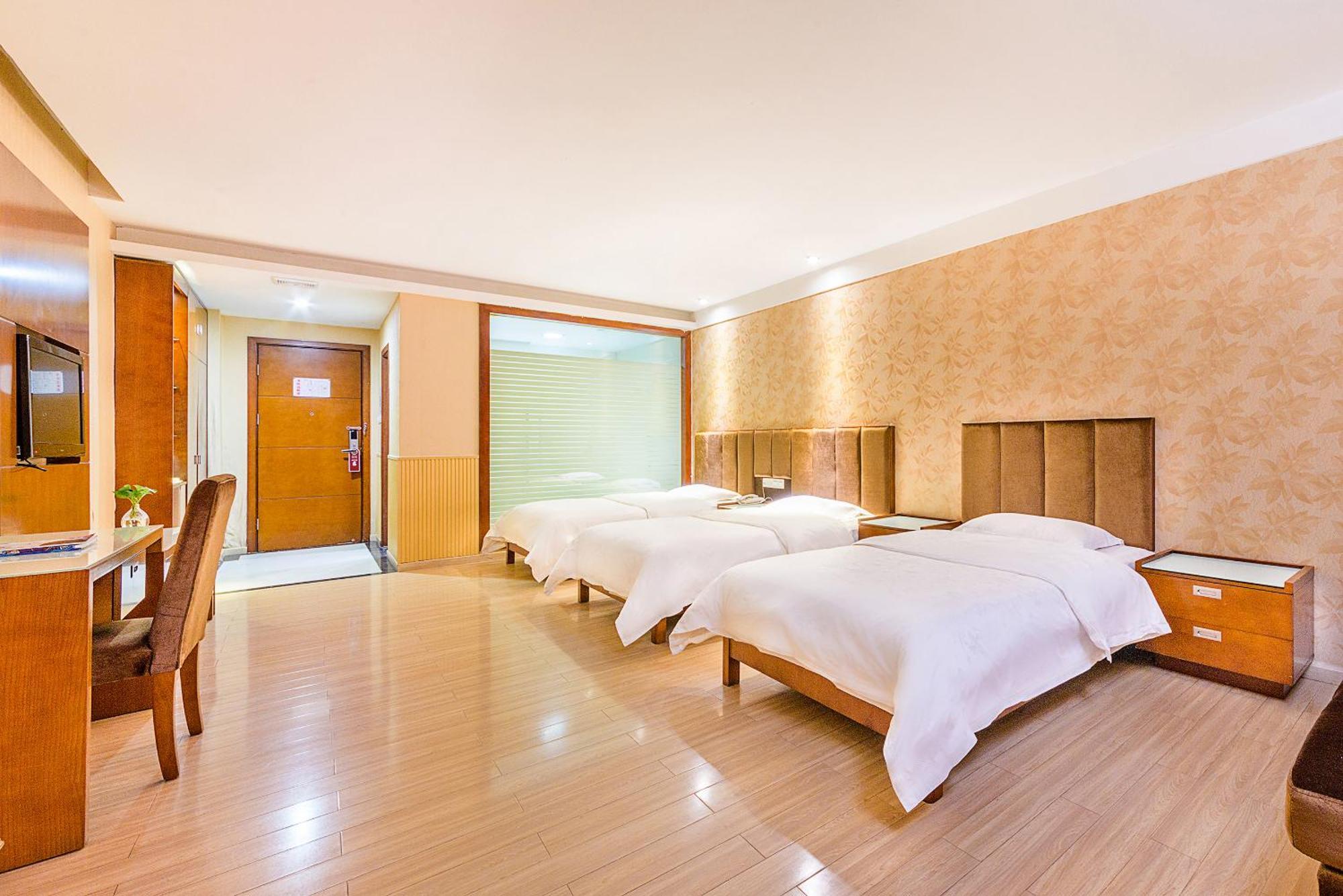 Kaiserdom Baiyun Airport-24-hour Airport-free Shuttle Bus Отель 2*