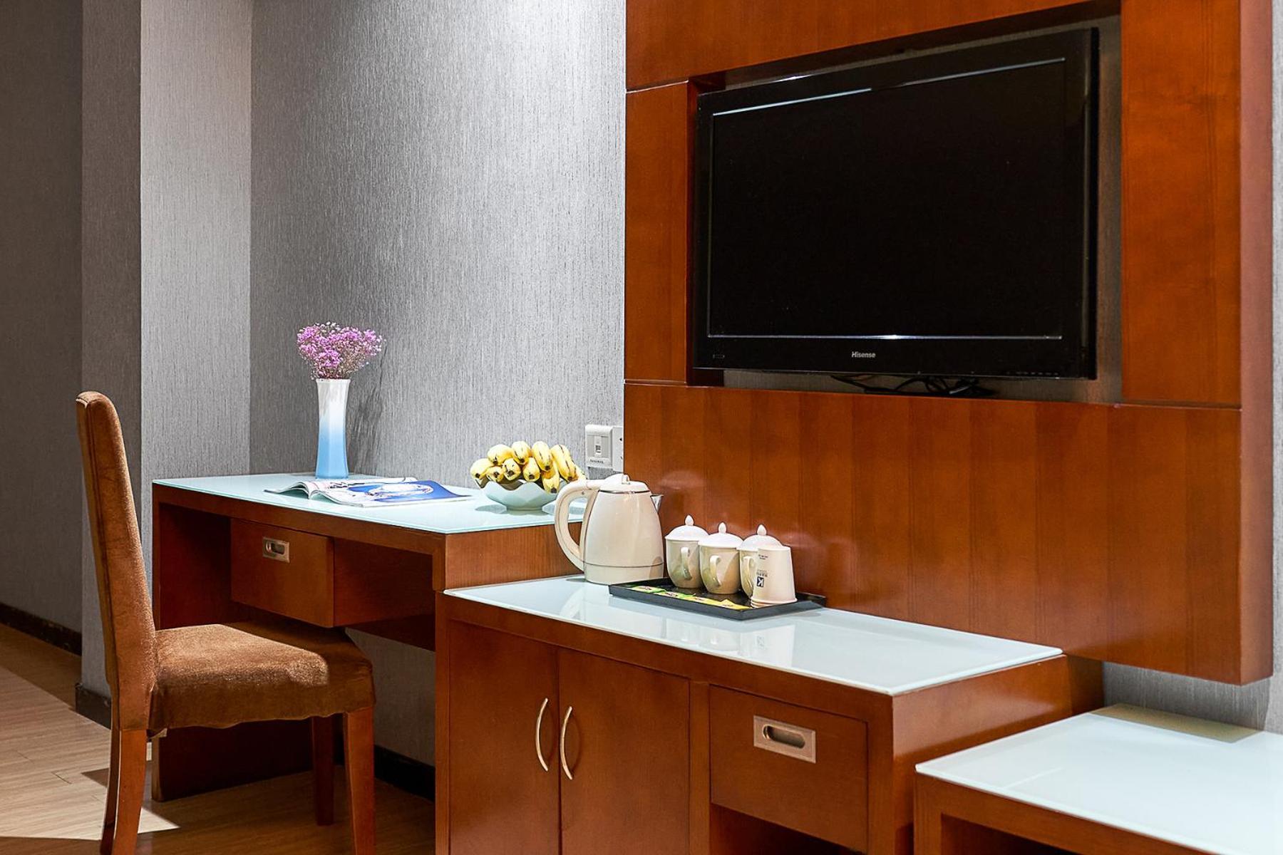 Отель Kaiserdom Baiyun Airport-24-hour Airport-free Shuttle Bus 2*