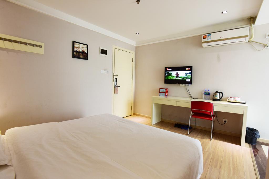 Kaiserdom Baiyun Airport-24-hour Airport-free Shuttle Bus Отель 2*