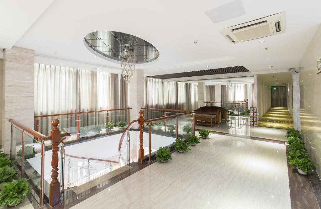 Отель Kaiserdom Baiyun Airport-24-hour Airport-free Shuttle Bus 2*